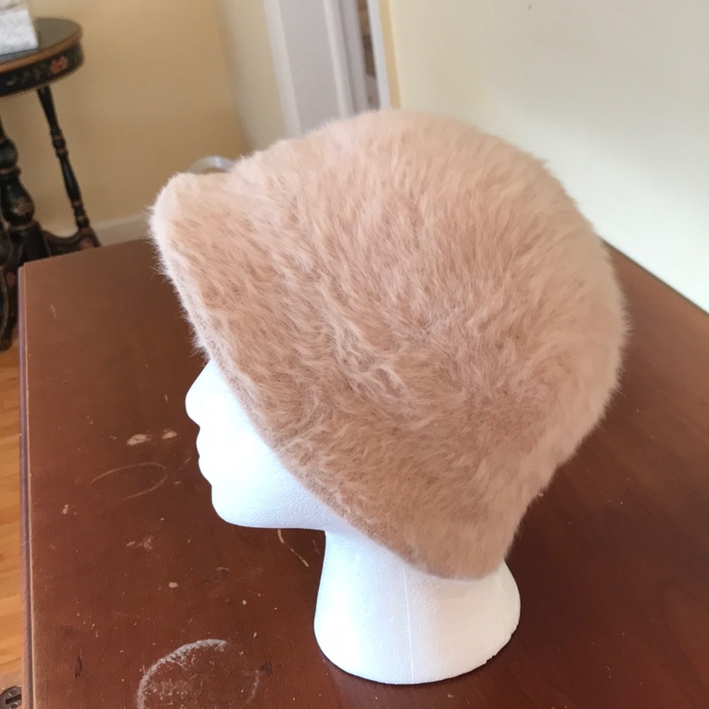 A woman’s hat